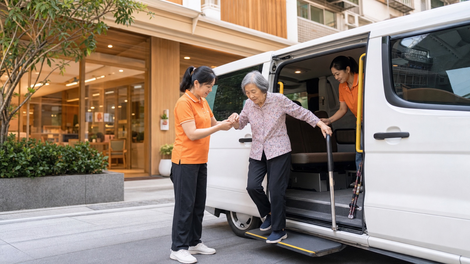 交通車到家接送長輩前往日照中心